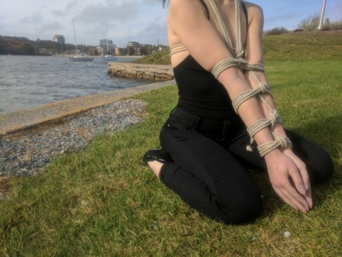 tieduptee: Still feels like summer here so I’m taking advantage of this extra time for outdoor rope play! 💛💚 Pretty hemp rope from @bari.rope (Instagram). Interested in purchasing DM me! 😘