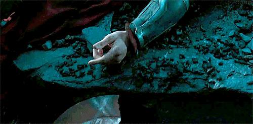lokiandadalek:  lokihiddleston:  Wait! Have you seen this?The red cape, arm : it's Thor's hand.  SHI