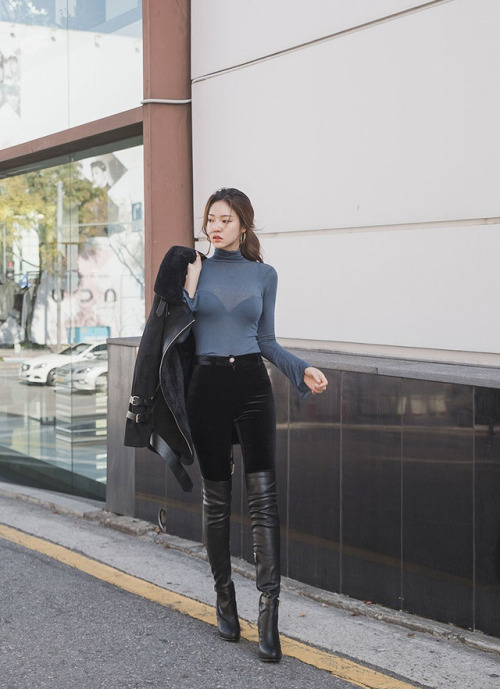 hugefan74: Park Jung Yoon Black Velvet Jeans Black Boots parkjungyoon.blogspot.ca/2017/12/pa