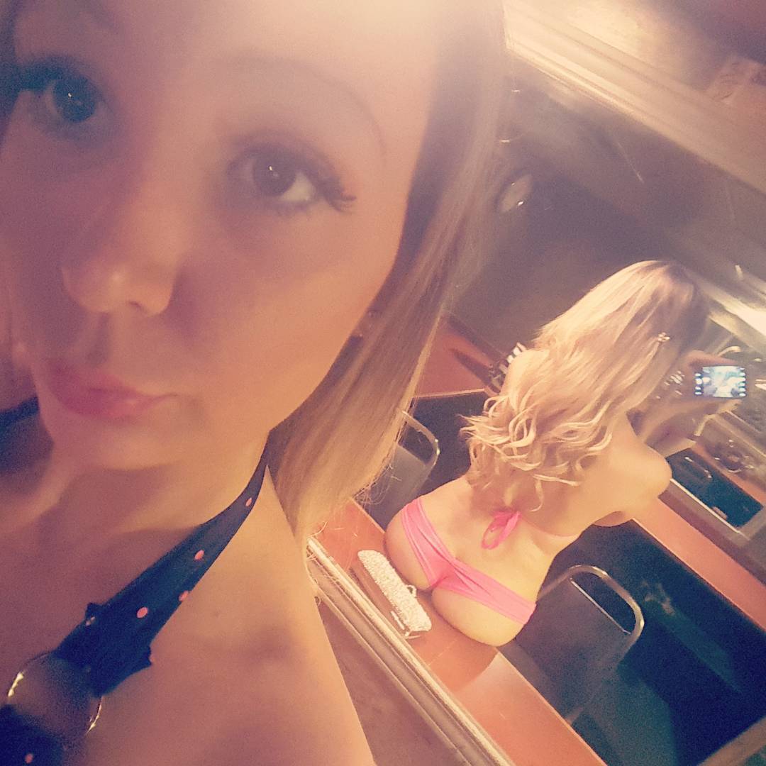 stripper-locker-room:  dollydoesdance