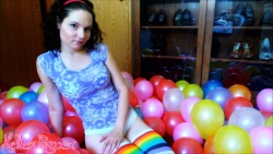 trilliansmut:  theunicornkittenkween:  misshellenroxx:  “Balloon Pop Massacre” on Clips4Sale   every time I see this I become more and more impressed.  I love your face in the last pic tbh that’s the best part.