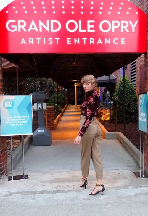 friendlyneighborhoodpegacorn: taylor swift at the 2020 ACMs!