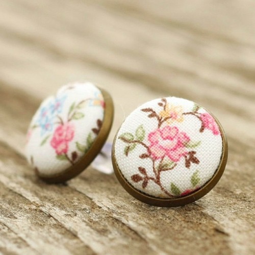 ❤️ the vintage inspired floral print on these Handmade Stud Earrings by #patchworkmilljewelry | http