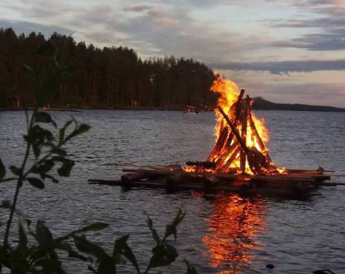 Happy midsummer everyone! #juhannus #midsummer #kokko #fire #nature #photography #vuonislahti #summe