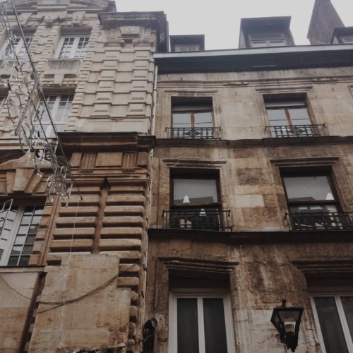 mysticpeachy: Journaling and architecture in France☕️