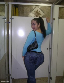 pearhub:  #curvy #latina #jeans #booty  