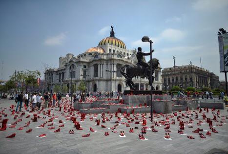 vaqh:  Zapatos rojos en el palacio de Bellas Artes sirvieron para crear conciencia