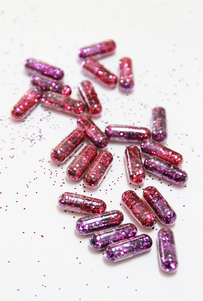 diychristmascrafts:  DIY Glitter Pills from A Bubbly Life.Super easy and cheap to