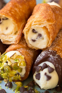 do-not-touch-my-food:  Cannolis
