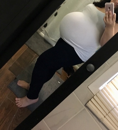 preggoalways:Skinny jeans and white tank, anything more sexy and tight ?  11/17/17