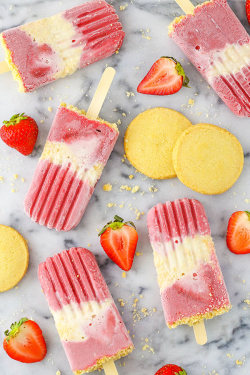 sweetoothgirl:    STRAWBERRY SHORTCAKE POPSICLES    😩 yess!!