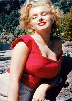 missmonroes:  Marilyn Monroe on a break from