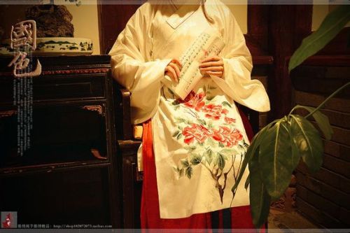 fouryearsofshades:筱绣阁 shop102072073.taobao.com/ Traditional Chinese Hanfu. Fun fact: this out