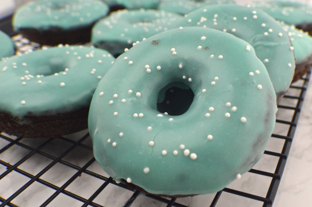 lustingfood:  BAKED CHOCOLATE CAKE DONUTS WITH VANILLA ICING 