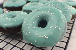 lustingfood:  BAKED CHOCOLATE CAKE DONUTS