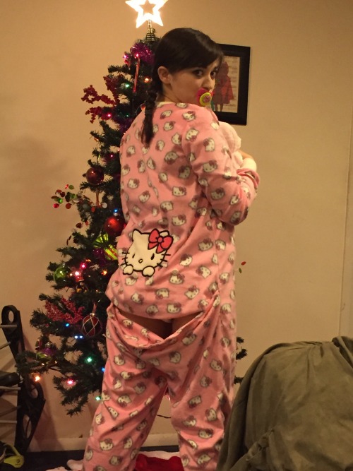 sophieslittlelife:  JAMMIES!!!!   Well, it’s getting to be the time of year for footie pajamas