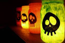 huesitititos:  Spirited luminaries brighten