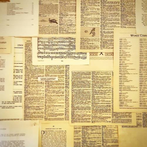 IF ANYBODY WANTS A PAPER WALL LIKE THIS, I&rsquo;M YOUR LADY. #collage #vintage #antique #pages 