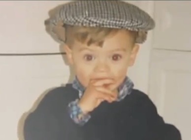 ichuggedbuttermilk:  Harry   Biting the Side of his Finger 