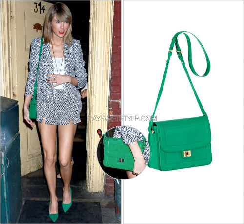 Taylor Swift Totes Her Elie Saab Bag: Photo 2667345