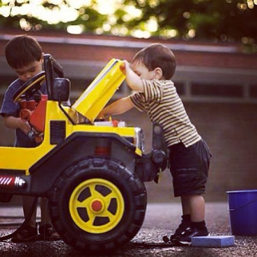 Desde pequeños siempre soñamos cn lo q queremos ser cuando grandes…. :D ^_^’ <3 #baby #boy #mecanic #curiosity #jeep #beautyful #moments