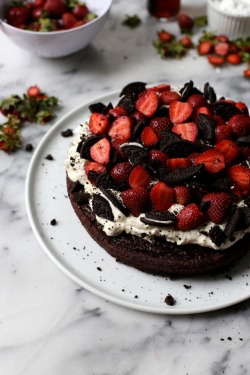 foodffs:  STRAWBERRY COOKIES AND CREAM CAKEReally