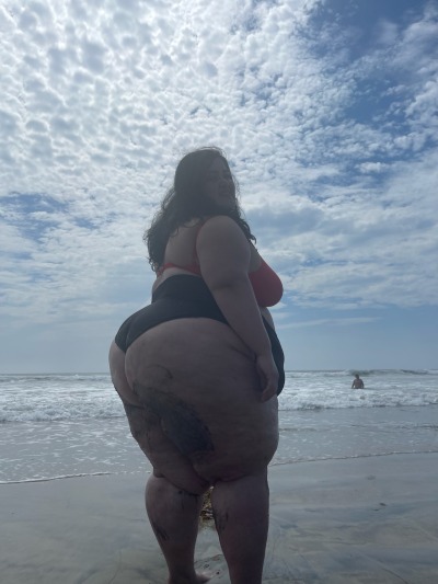 bigcutiegigi:I can never get enough of being at the beach. Just want to sit near