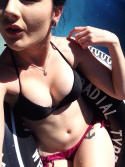 littlehoneyfromhell:  it’s hot here in australia… would you like to help me make it hotter? 🌞