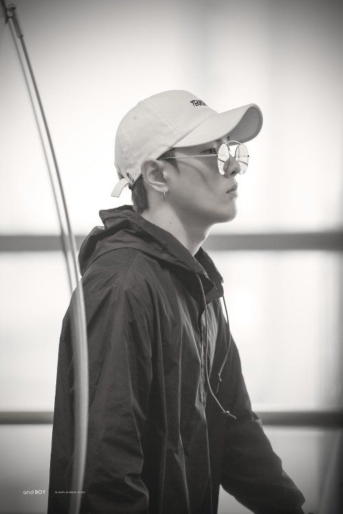 ikon-global:  160423 Donghyuk @ ICN© AND BOY | DO NOT edit.