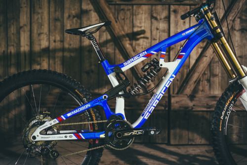 takebow-tune:  chirosangaku:  Saracen Myst: 2014 World Champs Edition - Pinkbike  FOXの新型リアショックが載ってる！