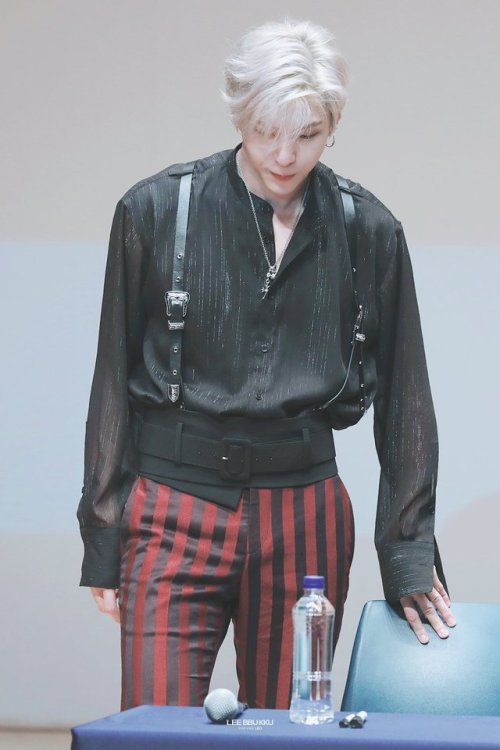 Jung Taekwoon (Leo from VIXX) - Style Focus Follow Viviane Fashion for more