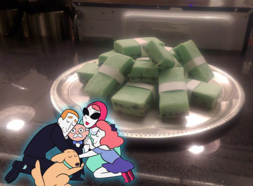 In honor of our new episode tonight, the Steven Crewniverse is sharing a big plate of cash*!(*cash made of mint chocolate chip fudge)We definitely don’t mind having too much money!food prep: Christy Cohen!