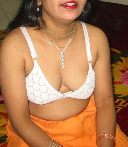 prythm:  Desi Bhabhi - Exposing 2 of 2 Follow http://prythm.tumblr.com/ for more… KIK: Prythm