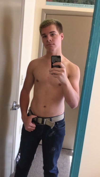 multi-purpose-solution:Haircut! Kept some of the green on top, and it’s been a while since I put up any pics so here ya go