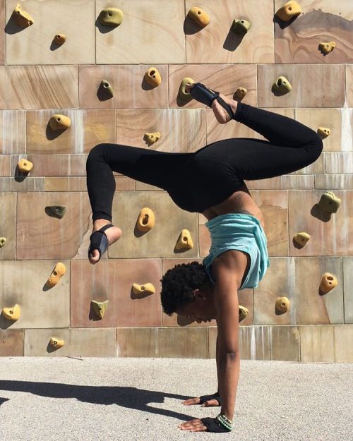 iamreneewatkins:  the sun is all around me  got my hands on the ground and feet in the clouds   I would love to get get used to this (It is @yogapaws on my hands and feet)  (at Cumberland Park Sprayground)