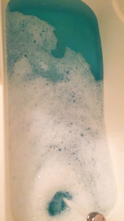 A bath from the other nightAlthough I love Big Blue’s soft scent and vivid blue color, if fizzes a