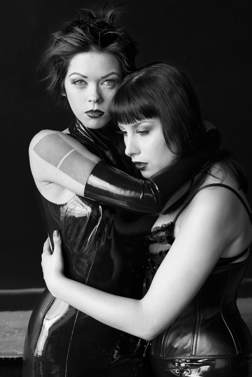 digitalartform:  Apnea and Jasmine Worth strike an enigmatic pose @apneatic @jasmineworthart