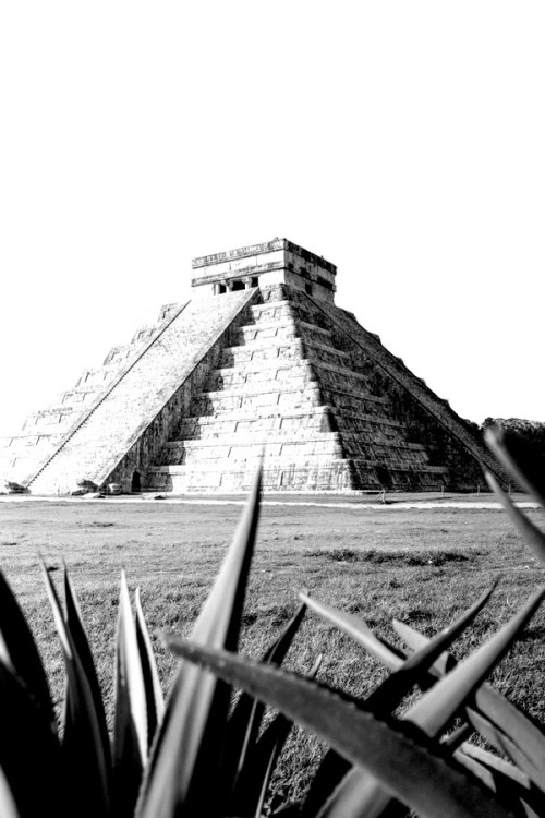 Beautiful-Contrast:chichén-Itzá - Mexico (Photographed By Alex Azabache)