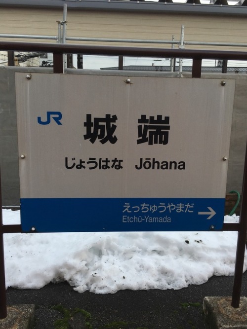 城端線は盲腸線です。平野の中をのんびり走るローカル線です。城端駅にて。2017.12.25 Johana line is Mocho (cecum) line. This train runs in