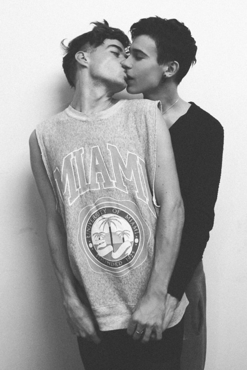 Deux garçons s'embrassent sur la bouche