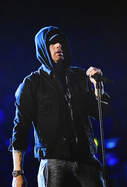 shadyteam:Eminem performing Walk on Water at the MTV EMAs 2017
