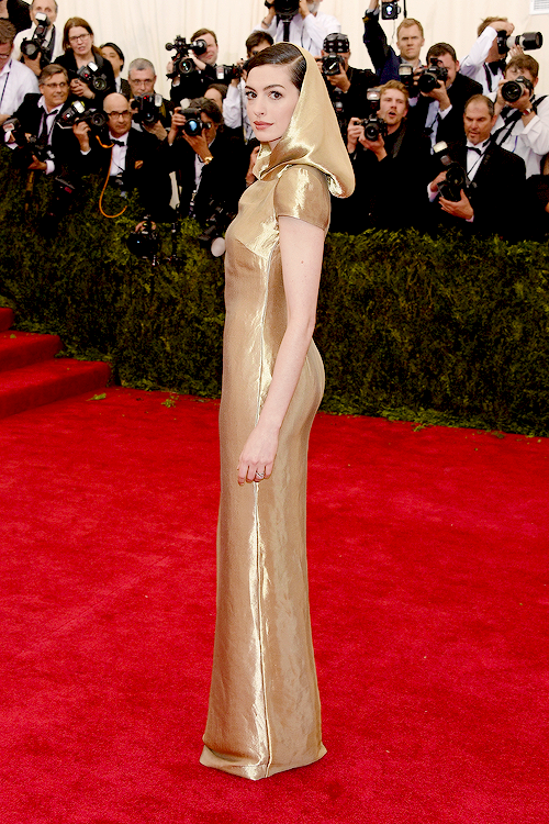 captaintalia:  lil-c0met:  brownglucose:  kinginthenorths:Anne Hathaway attends the