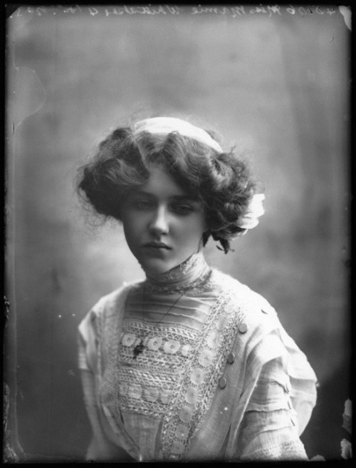 fawnvelveteen:Actress Mamie Whittaker by Bassano, whole-plate glass negative, 15 September 1910© Nat