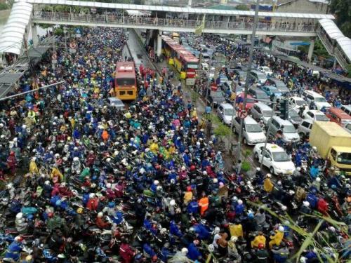 Ok.. Just another day @Jakarta, Indonesia. ლ(o◡oლ) Water and traffic everywhere!!!! ლ(ಠ益ಠლ)