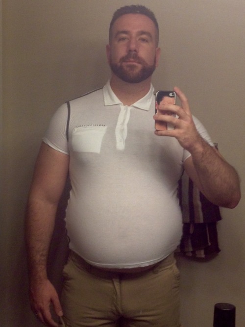 hasman33: bigdudesarehot: Medium shirt and 34 shorts from a couple summers ago I’m straight bu