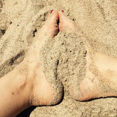 Playing with sand #footgoddess #sexyfeet #kissmyfeet #hotfeet #youmaykissmyfeet #sexysoles #softfeet