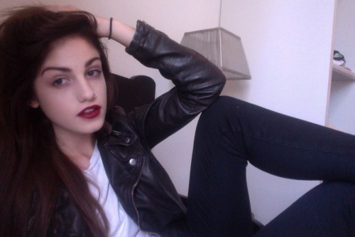 prince-floss:  pretty + pale blog ☹