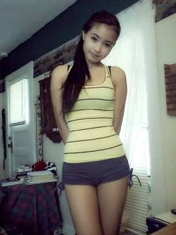 Piaddicts:  Sexy Filipina Teen In Hot Short Shorts 