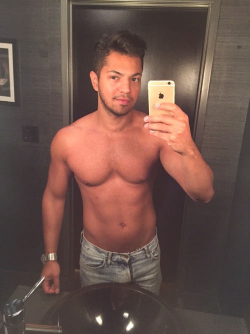 guyswithiphones-nude:  Guys with iPhones http://ift.tt/1bHkUpB