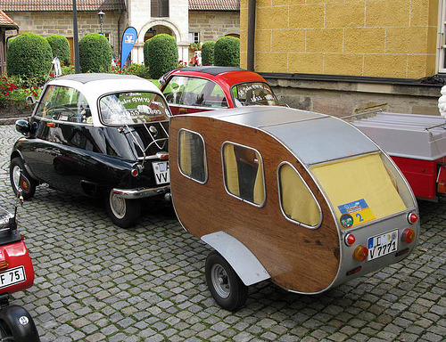 sugarforsalt:  findus:  vintage-trailer:   BMW Isetta &amp; teardrop   Cute!!